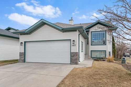 1407 Thorburn Drive Se, Home with 4 bedrooms, 3 bathrooms and 4 parking in Airdrie AB | Card Image