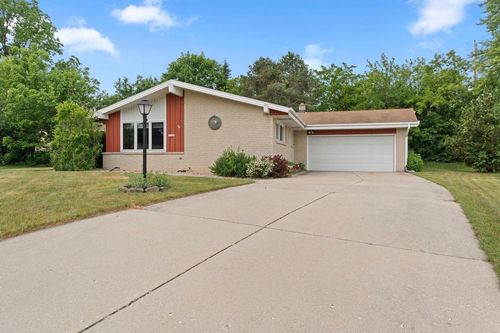 13955 W Forest Knoll Court, New Berlin, WI, 53151 | Card Image