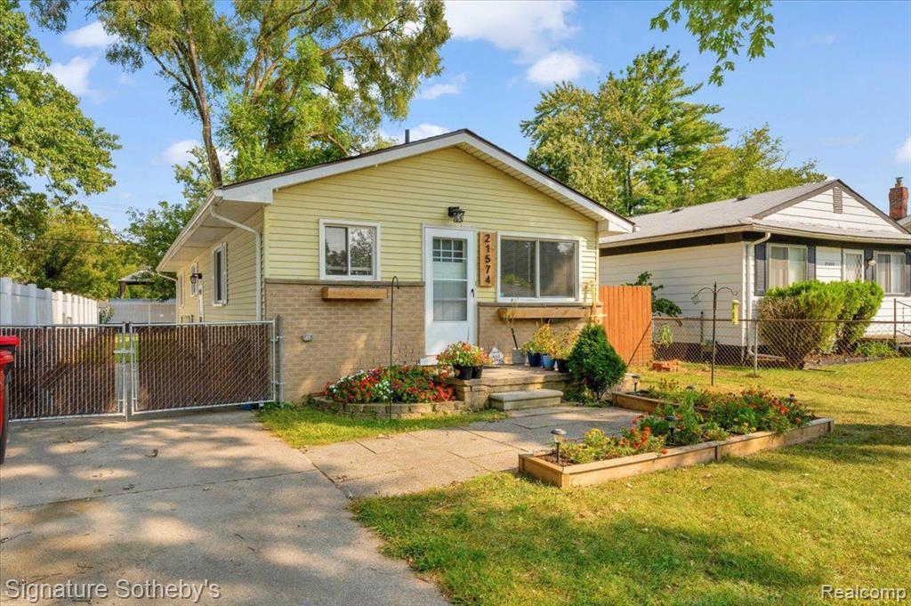 Poinciana St, Southfield, MI 48033