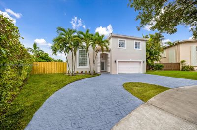 9055 Nw 168th Ter, House other with 4 bedrooms, 3 bathrooms and null parking in Miami Lakes FL | Image 1