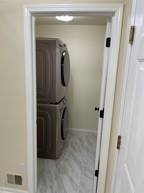 15803 Balfour Dr, Macomb, MI, 48044-3884 | Card Image