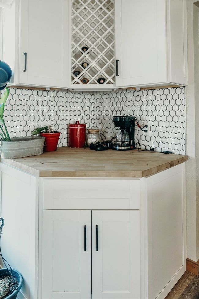 Bar area featuring backsplash | Image 15