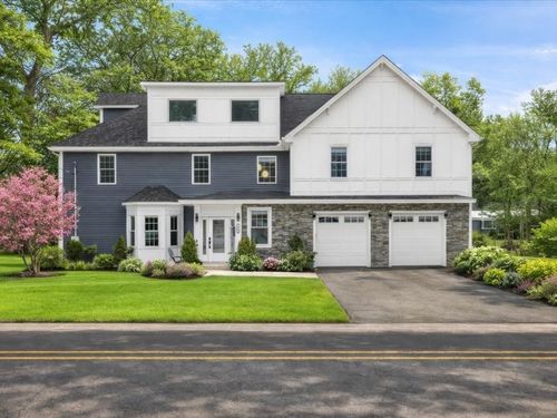 880 Summer St, Lynnfield, MA, 01940-2240 | Card Image