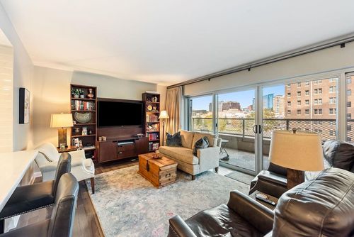 apt-a1-310 W 49th St, Kansas City, MO, 64112-2425 | Card Image