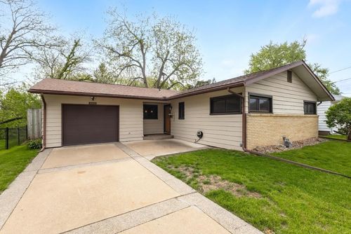 2636 6th St, East Moline, IL, 61244-2738 | Card Image