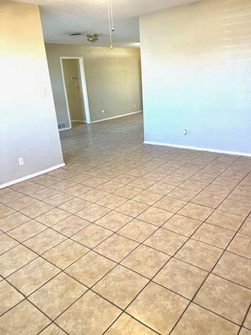 1304 N Market St, Cordell, OK, 73632-1818 | Card Image