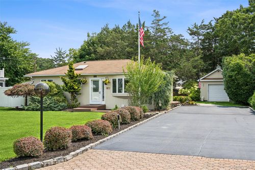 11 Bay St, Center Moriches, NY, 11934-3703 | Card Image