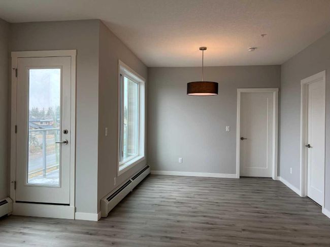 412 - 200 Shawnee Square Sw, Home with 3 bedrooms, 2 bathrooms and 1 parking in Calgary AB | Image 4
