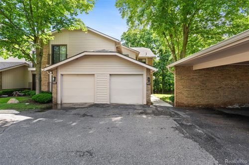 6471 Maple Hills Dr, Bloomfield Hills, MI, 48301-1326 | Card Image