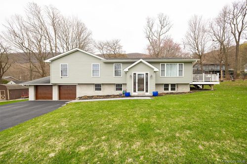 8 Willow Rd, Beacon, NY, 12508-2912 | Card Image