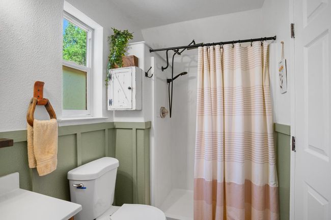 Upstairs Bathroom | Image 19