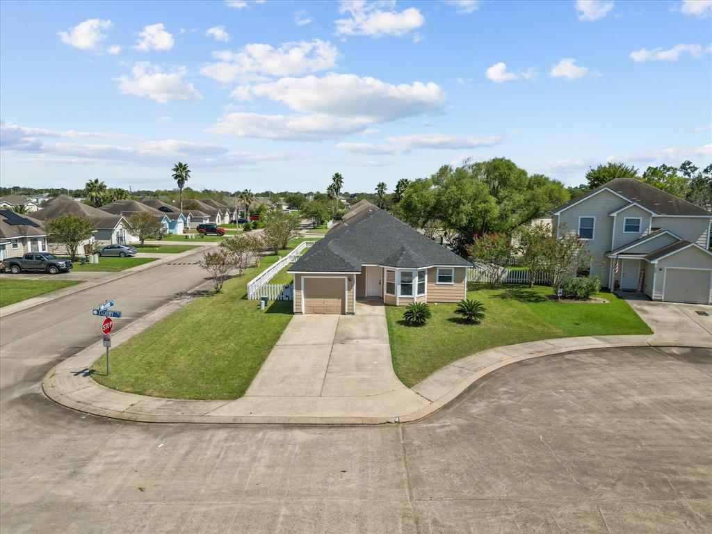 Zackery Ct, Dickinson, TX 77539