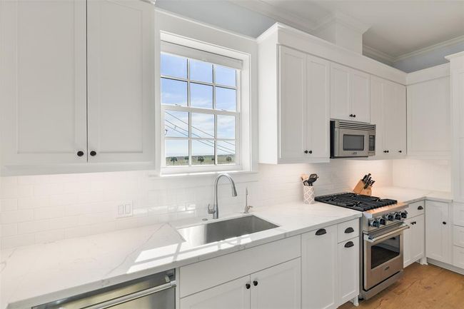 Additional view of kitchen. | Image 17