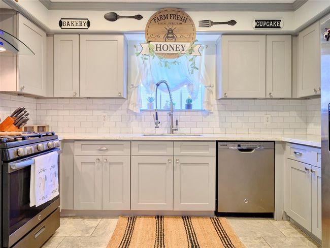 Gas stove and ample cabinet.storage.storage | Image 11