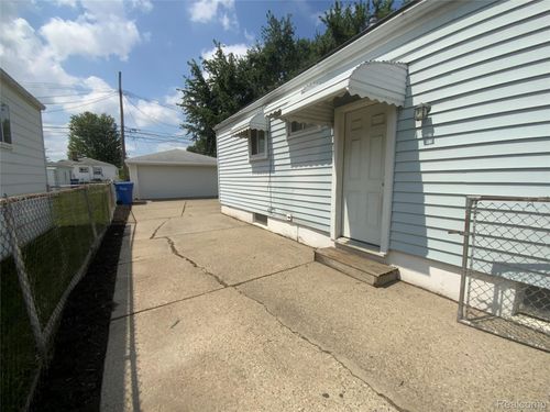 27215 Townsend Ave, Warren, MI, 48092-3962 | Card Image