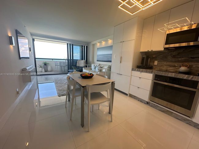 APT-1907 - 2555 Collins Ave, Condo with 2 bedrooms, 2 bathrooms and null parking in Miami Beach FL | Image 5
