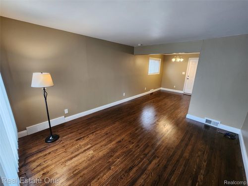 8741 W 9 Mile Rd, Oak Park, MI, 48237-2321 | Card Image