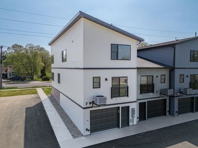 202 S Dewey Avenue, Condo with 3 bedrooms, 4 bathrooms and null parking in Reedsburg WI | Image 4