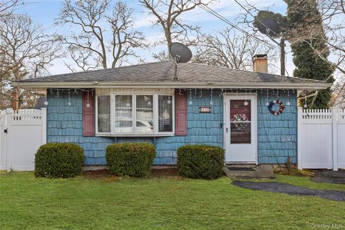 40 Fairview Dr, Shirley, NY, 11967-4102 | Card Image