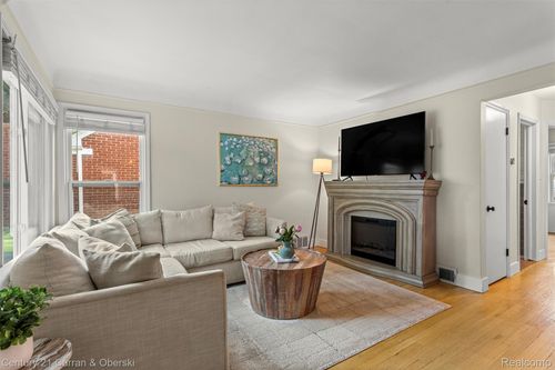 13640 Hart St, Oak Park, MI, 48237-1120 | Card Image
