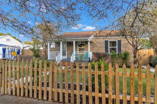 327 Gibbs Rd, Pensacola, FL, 32507-3107 | Card Image