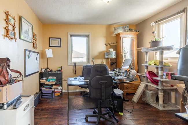 126 3 St, House other with 5 bedrooms, 2 bathrooms and 4 parking in Stirling AB | Image 16