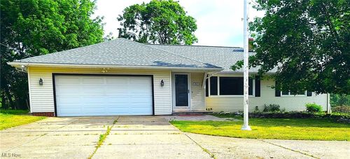 30529 Ridge Rd, Wickliffe, OH, 44092-1157 | Card Image