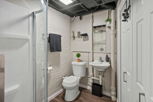 318 W Oak St, Eldridge, IA, 52748-1625 | Card Image