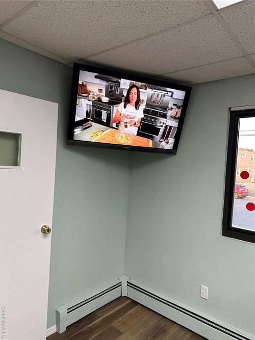 6 Tuxedo Ave, New Hyde Park, NY, 11040-3519 | Card Image