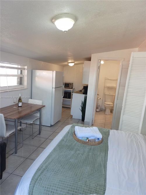 a-7121 Taft St, Hollywood, FL, 33024-3805 | Card Image