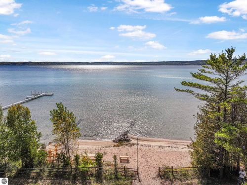 4618 Crystal Dr, Beulah, MI, 49617-9673 | Card Image