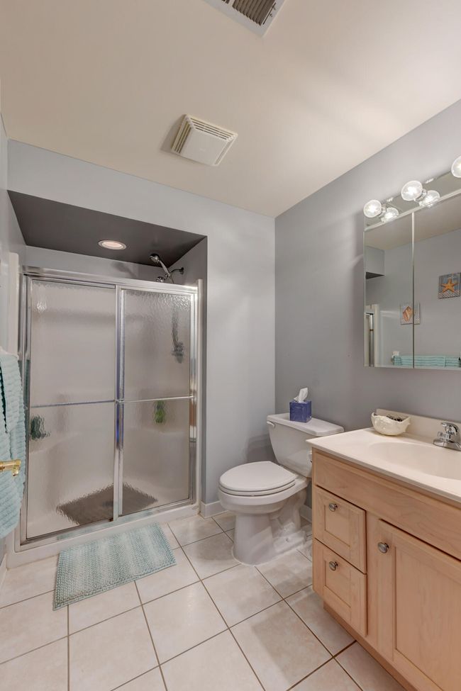 Main Bathroom in Hall | Image 11