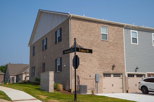 Garage and driveway parking, what a bonus! | Image 4