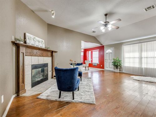 212 Cambridge Dr, Midwest City, OK, 73110-3400 | Card Image