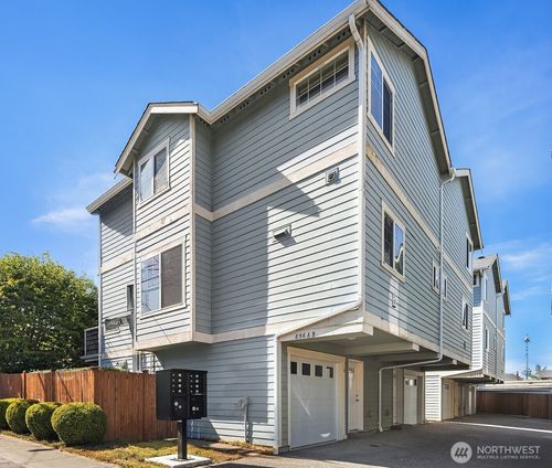 a-856 Ne 91st St, Seattle, WA, 98115-2818 | Card Image