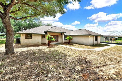 902 Eagle Creek Dr, Floresville, TX, 78114-9239 | Card Image
