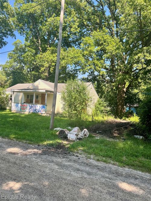 1395 W Yale Ave, Flint, MI, 48505-1171 | Card Image