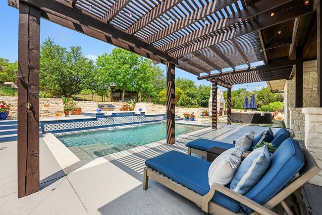 There are so many spaces to relax and enjoy the outdoors! | Image 27
