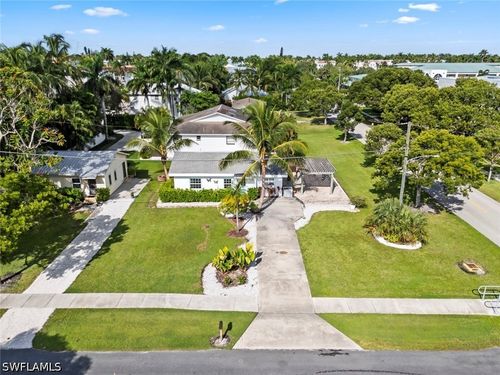 560 9th Ave S, Naples, FL, 34102-6936 | Card Image