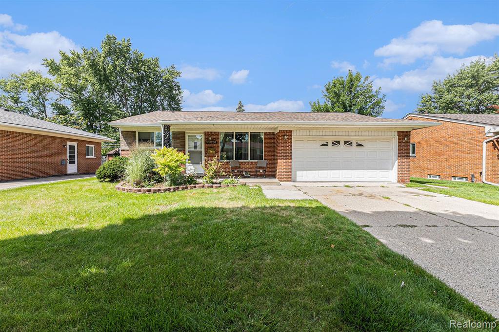 Palomino Dr, Warren, MI 48093