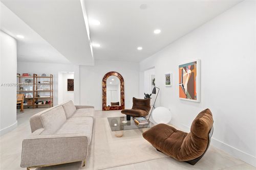 638 Ne 141st St, North Miami, FL, 33161-3145 | Card Image