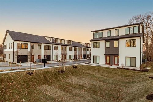 1221 E 29th Street, Kansas City, MO, 64109 | Card Image