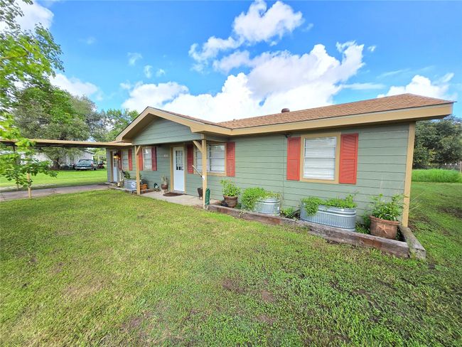 610 E Division St, House other with 3 bedrooms, 2 bathrooms and 3 parking in Edna TX | Image 4