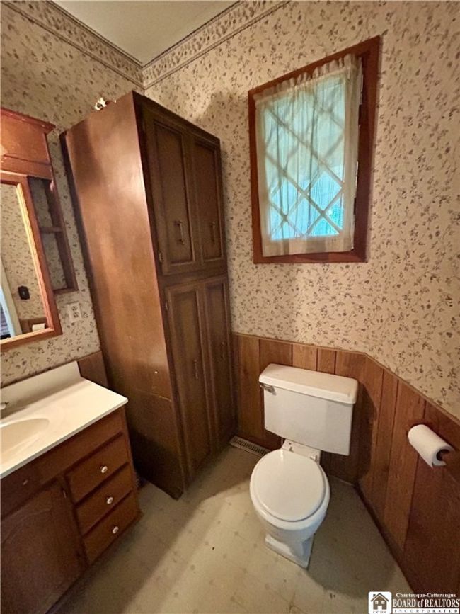 Lower bathroom | Image 11