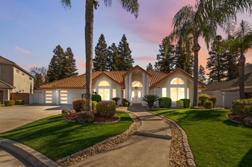 4943 W Minarets Ave, Fresno, CA, 93722-3438 | Card Image