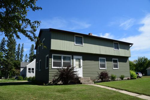 401 Center St E, Roseau, MN, 56751-1152 | Card Image
