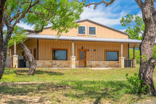1065 B &Amp; R, Home with 3 bedrooms, 3 bathrooms and null parking in Utopia TX | Image 16