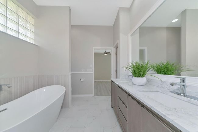 main bathroom | Image 36