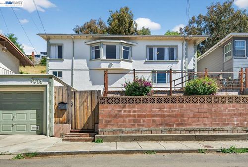 9012 Burr St, Oakland, CA, 94605 | Card Image