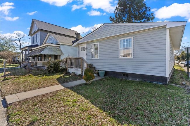 Low maintenance vinyl siding! | Image 25